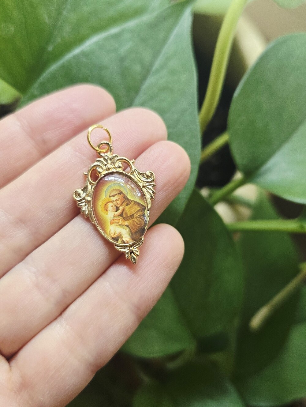 Vintage St Anthony of Padua & Child Jesus Pendant – Gold-Tone Catholic Jewelry